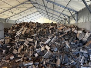 Štípané palivové dříví různě délky a dřeviny - fotka 6