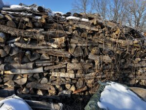 Štípané palivové dříví různě délky a dřeviny - fotka 4