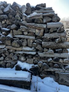 Štípané palivové dříví různě délky a dřeviny - fotka 2