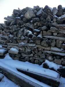 Štípané palivové dříví různě délky a dřeviny - fotka 1